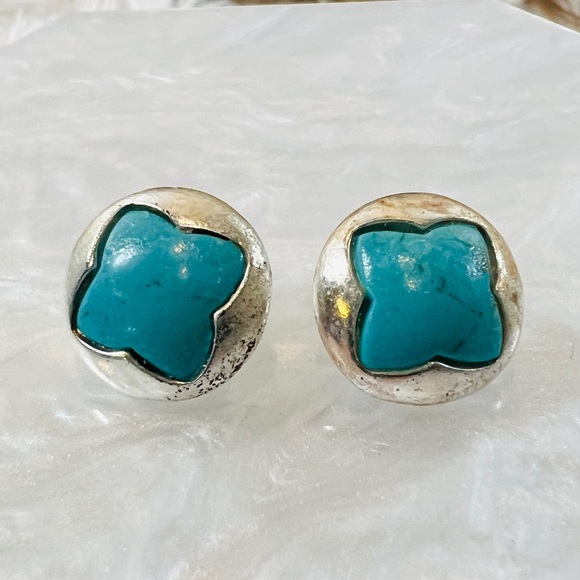 Beautiful Silvertone and blue costume pierced earrings - Picture 1 of 6